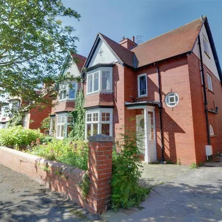 Large 5 Bed House In Near The Beach, Large Garden & Hot Tub 度假居 斯卡伯勒