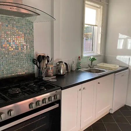 Large 5 Bed House In Near The Beach, Large Garden & Hot Tub Ferienhaus