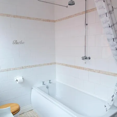 Ferienhaus Large 5 Bed House In Near The Beach, Large Garden & Hot Tub