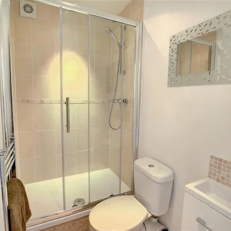 Large 5 Bed House In Near The Beach, Large Garden & Hot Tub 度假居 *