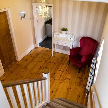 Large 5 Bed House In Near The Beach, Large Garden & Hot Tub Scarborough