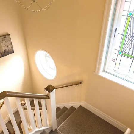 Large 5 Bed House In Near The Beach, Large Garden & Hot Tub