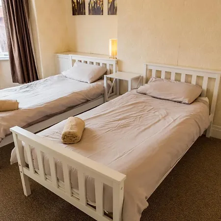 Large 5 Bed House In Near The Beach, Large Garden & Hot Tub * Scarborough