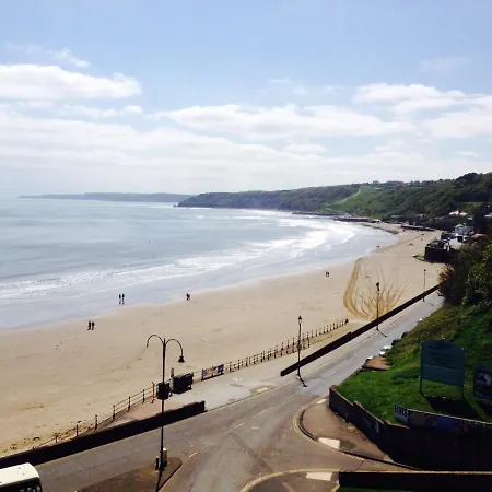 Large 5 Bed House In Near The Beach, Large Garden & Hot Tub Holiday home *