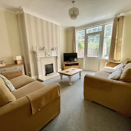 Large 5 Bed House In Near The Beach, Large Garden & Hot Tub *