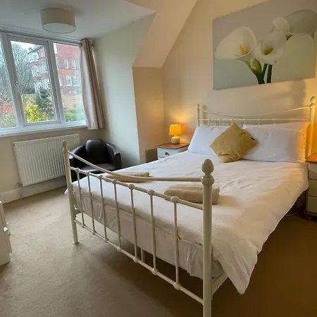 Large 5 Bed House In Near The Beach, Large Garden & Hot Tub Scarborough