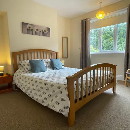Large 5 Bed House In Near The Beach, Large Garden & Hot Tub