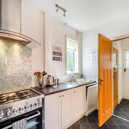 Large 5 Bed House In Near The Beach, Large Garden & Hot Tub Scarborough