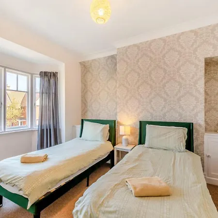 Large 5 Bed House In Near The Beach, Large Garden & Hot Tub * 斯卡伯勒