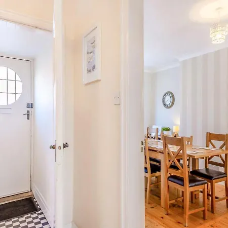 Large 5 Bed House In Near The Beach, Large Garden & Hot Tub