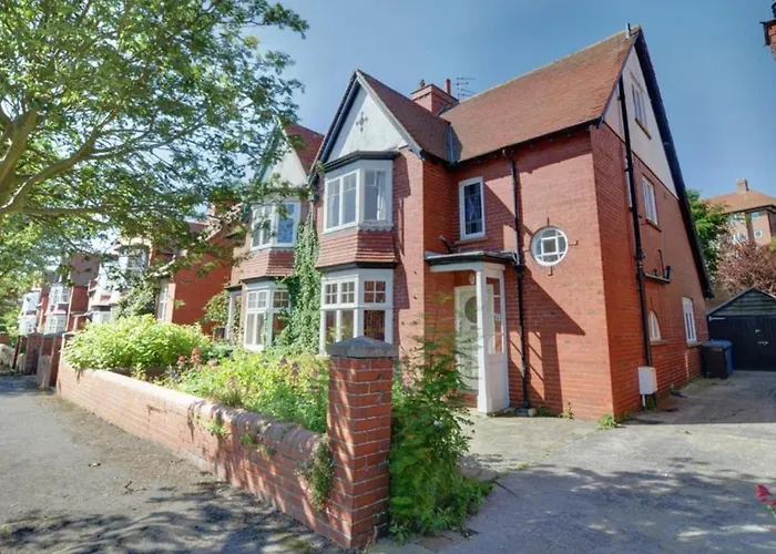 Large 5 Bed House In Near The Beach, Large Garden & Hot Tub Semesterbostad Scarborough