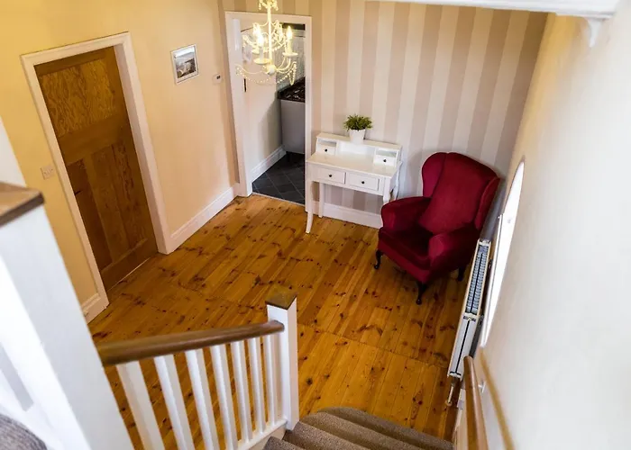 Large 5 Bed House In Near The Beach, Large Garden & Hot Tub Scarborough