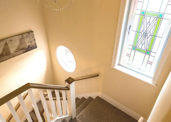 Large 5 Bed House In Near The Beach, Large Garden & Hot Tub