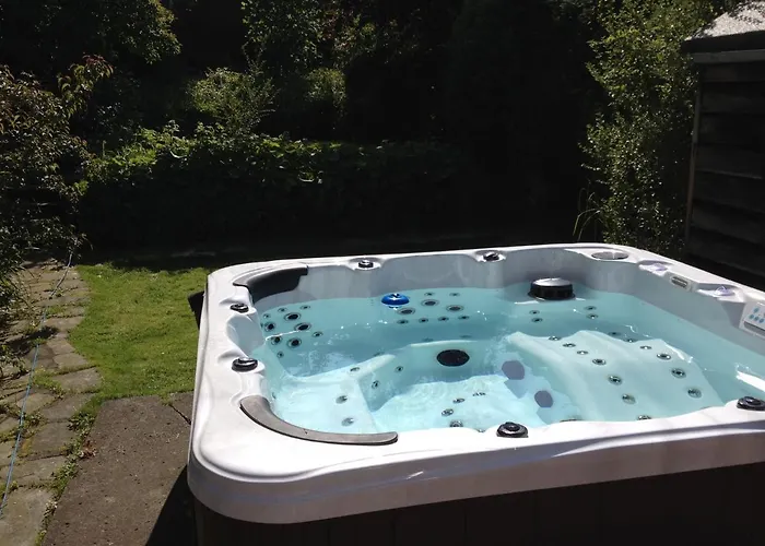 Large 5 Bed House In Near The Beach, Large Garden & Hot Tub