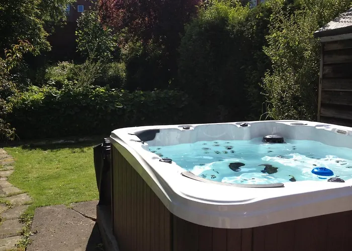 Large 5 Bed House In Near The Beach, Large Garden & Hot Tub Holiday home Scarborough