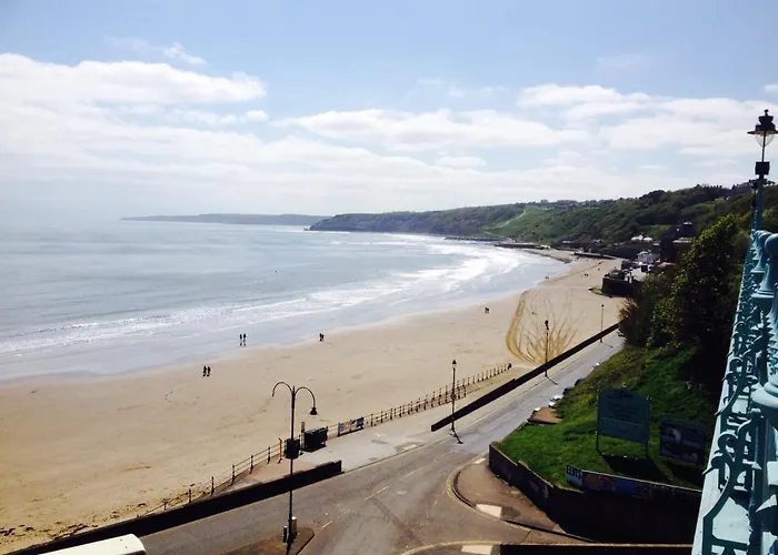 Large 5 Bed House In Near The Beach, Large Garden & Hot Tub Holiday home *