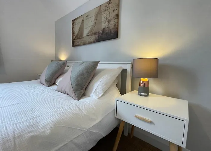 Holiday home Large 5 Bed House In Near The Beach, Large Garden & Hot Tub *