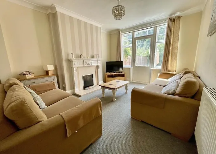 Large 5 Bed House In Near The Beach, Large Garden & Hot Tub *