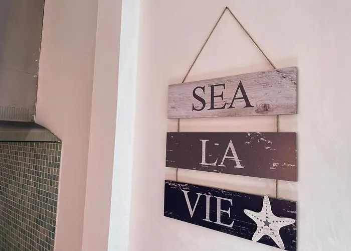 Large 5 Bed House In Near The Beach, Large Garden & Hot Tub Scarborough