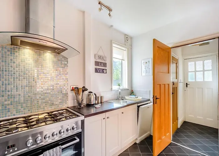 Large 5 Bed House In Near The Beach, Large Garden & Hot Tub Scarborough