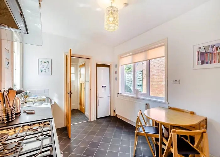 Semesterbostad Large 5 Bed House In Near The Beach, Large Garden & Hot Tub