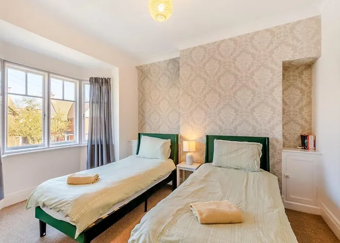 Large 5 Bed House In Near The Beach, Large Garden & Hot Tub * Scarborough