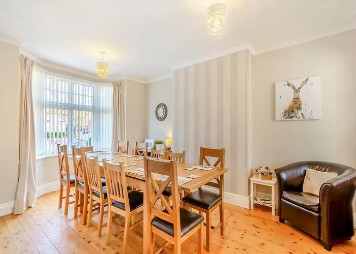 Large 5 Bed House In Near The Beach, Large Garden & Hot Tub *