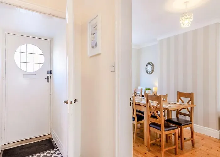 Large 5 Bed House In Near The Beach, Large Garden & Hot Tub