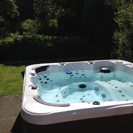 Large 5 Bed House In Near The Beach, Large Garden & Hot Tub