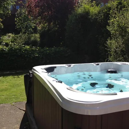 Large 5 Bed House In Near The Beach, Large Garden & Hot Tub Hébergement de vacances Scarborough