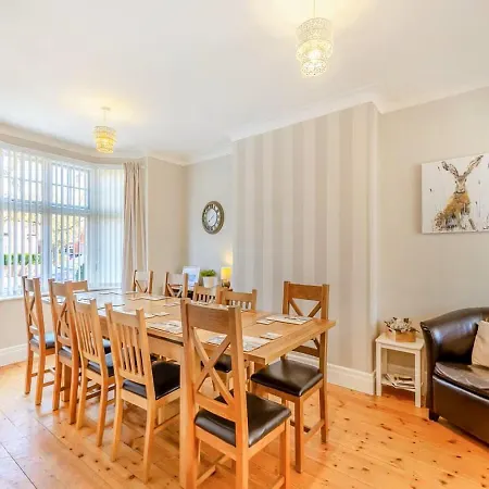 Large 5 Bed House In Near The Beach, Large Garden & Hot Tub *